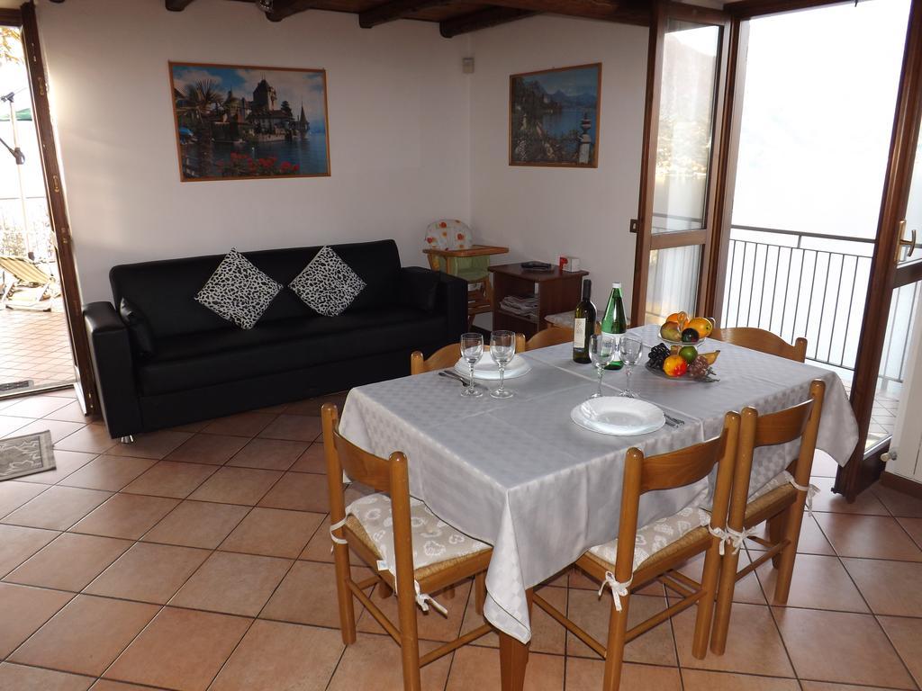 Exclusive Villa Crotto Lake View Варена Стая снимка